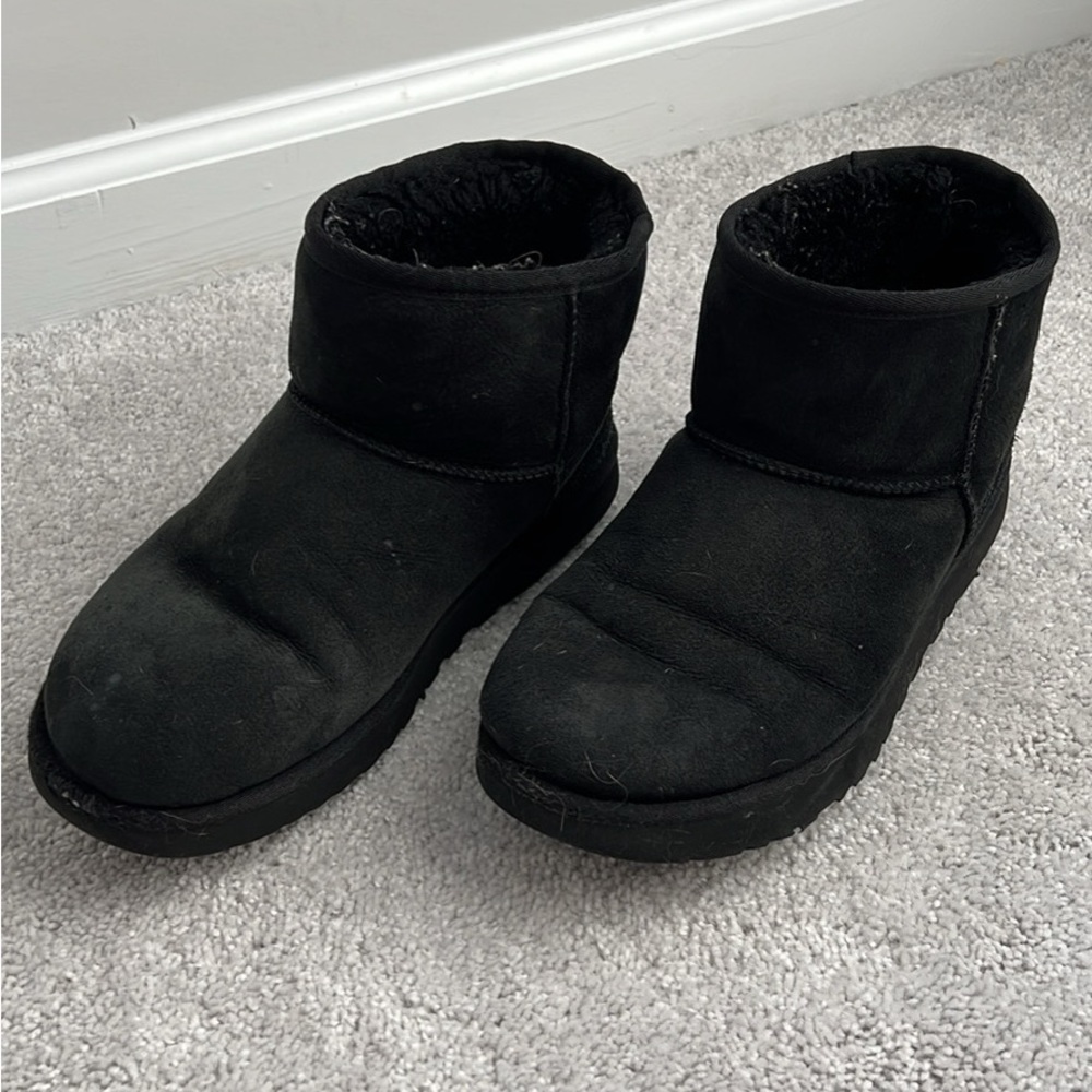 Black Uggs Classic Mini II - size 9
